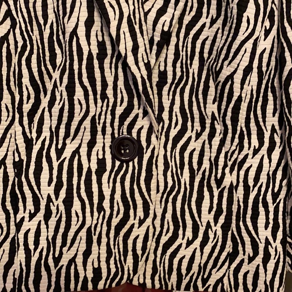 Liz Claiborne, Black & White Print Blazer - Picture 2 of 9